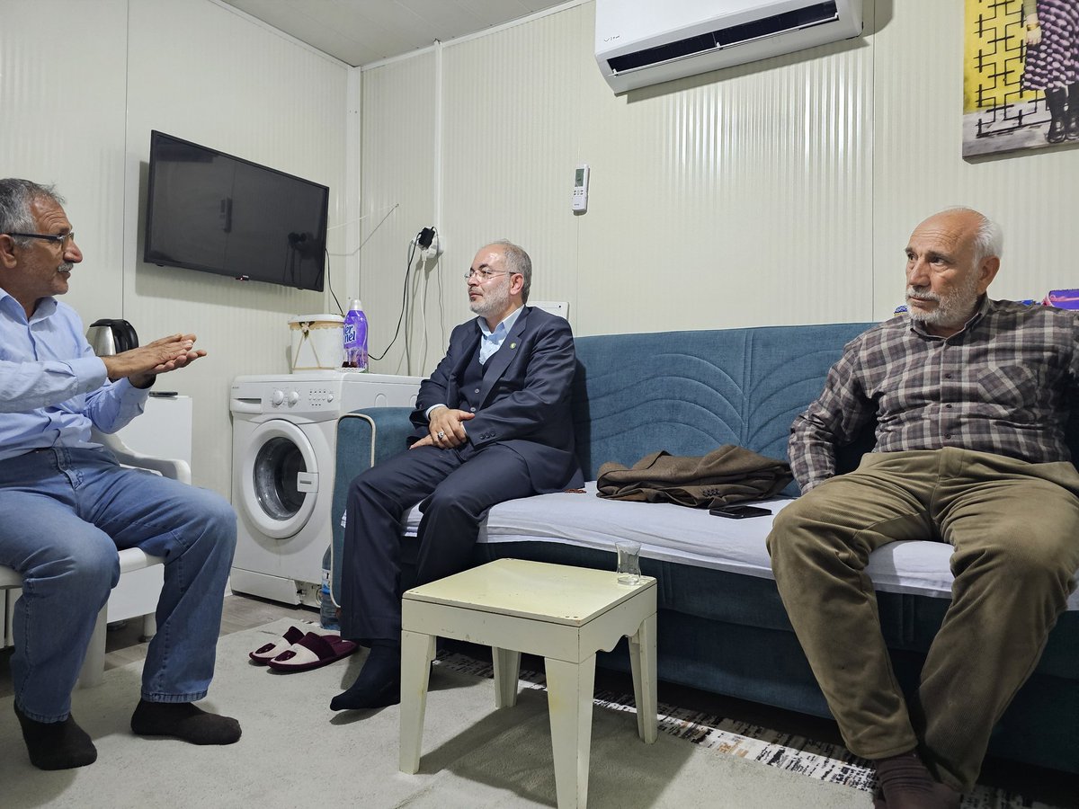 MustafaYetis_02's tweet photo. Günün son ziyaretini demli bir çayını  içmek için K1 konteyner kentte kalan emekli İsmet Kaplan abinin kaldığı konteynere yaptık.
Dertliydi, #depremde 6 canını yitirmişti. O konuştu biz dinledik. Beraber hüzünlendik.
Rabbim tekrardan giden canlarımıza rahmet eylesin, hepimize sabırlar versin. 
#BuSeferHÜDAPAR
#BizimleOlur