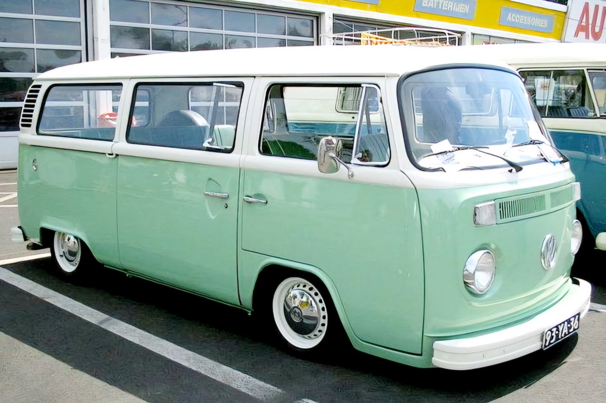 CamperFanPAGE's tweet photo. Prepare to be wowed by this eye-catching #BayWindowBus! 😍💚 https://t.co/g8zNQ5SpwB