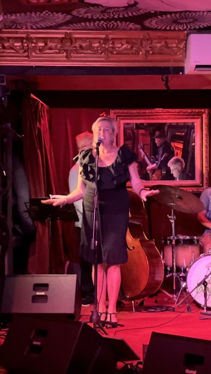 My great friend @CathSuter is terrific scientist but also an amazing singer 🎤. Here she is at a jazz open mic night at @LazybonesMv Marrickville impressing everyone. Go Cath!!