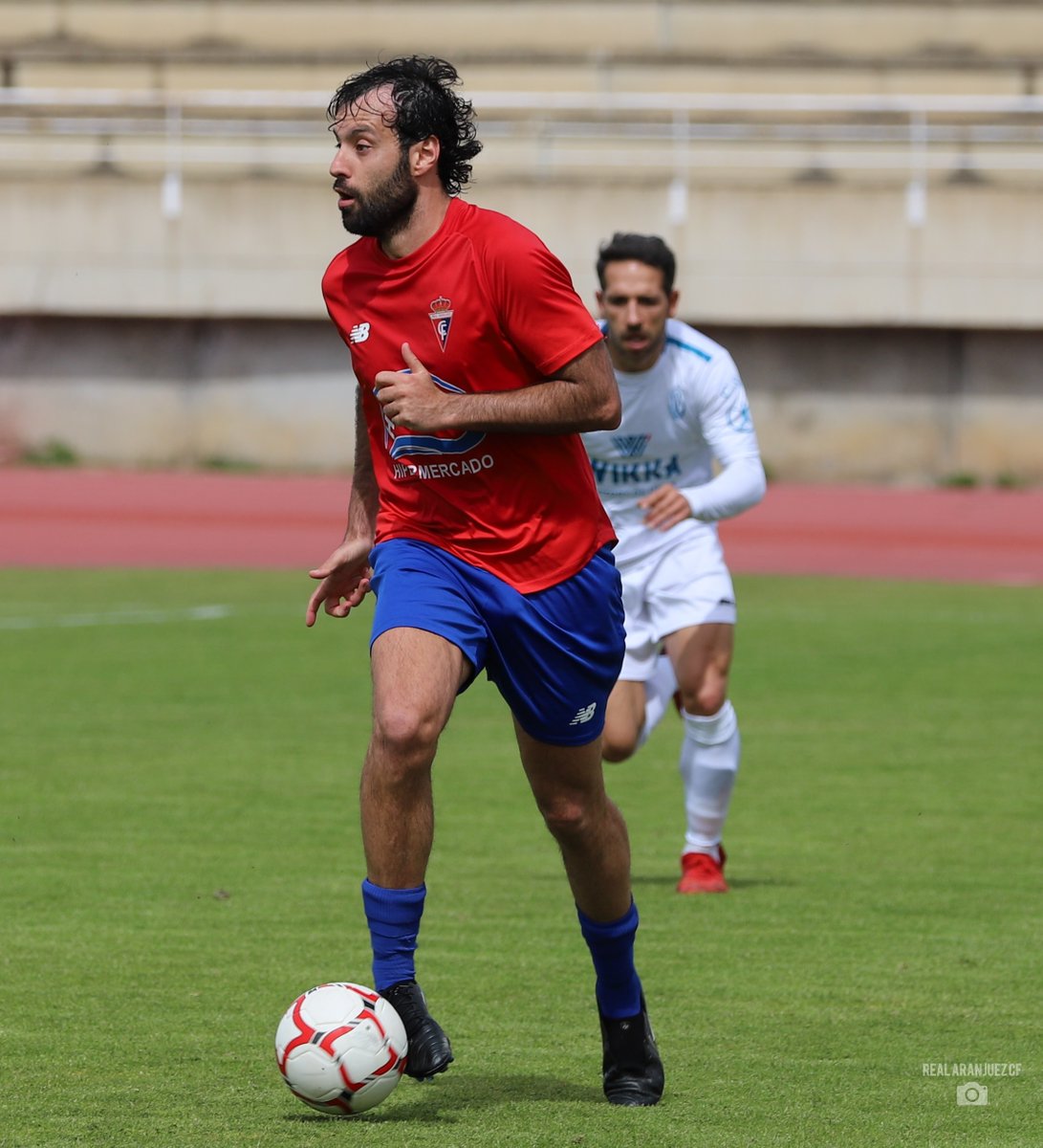 realaranjuez's tweet photo. CRÓNICA | Os dejamos el resumen de la victoria ante el Villaviciosa de Odón (2-1) con los goles de Gonjal y Cuchillo. Todas las fotos del encuentro en nuestra web:

https://t.co/xbdQHpLZmo

#VamosAranjuez #OrgulloRibereño https://t.co/rFFSSd00E8