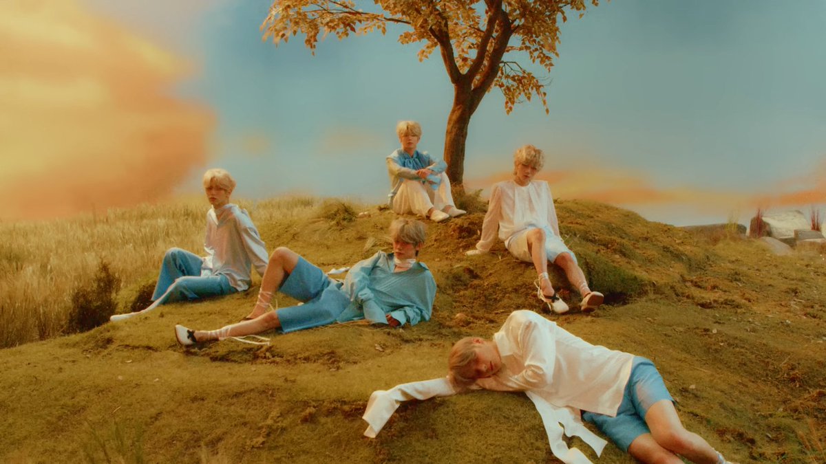 Daneecle's tweet photo. this is a masterpiece!! siapa yg setuju ini minisode tercantik?! SAYAAAA 

LIGHT CONCEPT PHOTO &amp; CLIP
#TXT_LIGHT BLOND TXT 
#TOMORROW_X_TOGETHER 
@TXT_members @TXT_bighit https://t.co/SudVFNfDCY