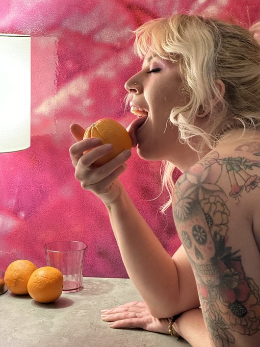 Last day to make my heart explode and send me some prenom votes for Xbiz is tomorrow! Thank you for all