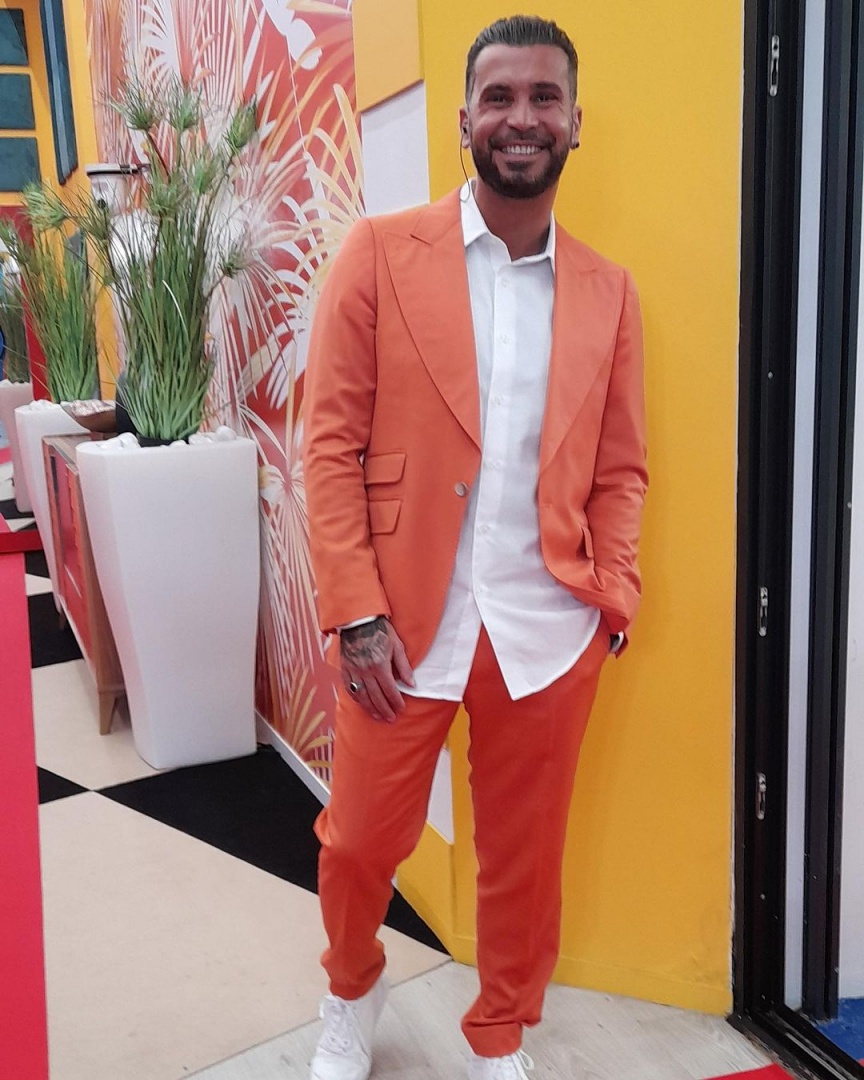 MiguelMartinho7's tweet photo. A vitória do Bruno Savate que conquistou os 25000 euros, é uma vitória mais que merecida no seu último reality que participou.

Sempre foi, e sempre será o melhor jogador de sempre nos reality shows em Portugal. 

Obrigado por tudo, Bruno! 👏
#BBTVI #BBDesafioFinal https://t.co/qWH100zgKE