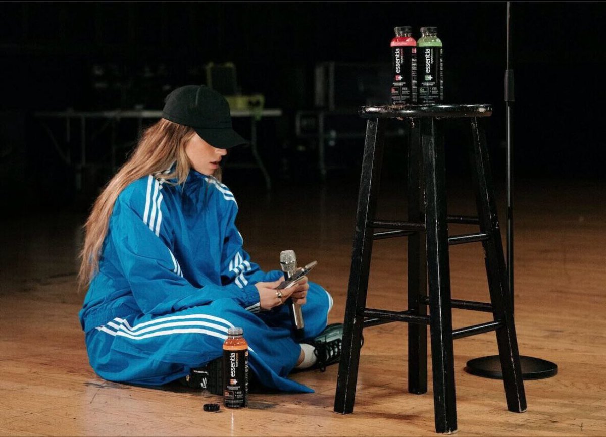 KTOMYEXES's tweet photo. Halle em backstage fotografada para parceria com a Essentia Water! https://t.co/EBy26ja3o0