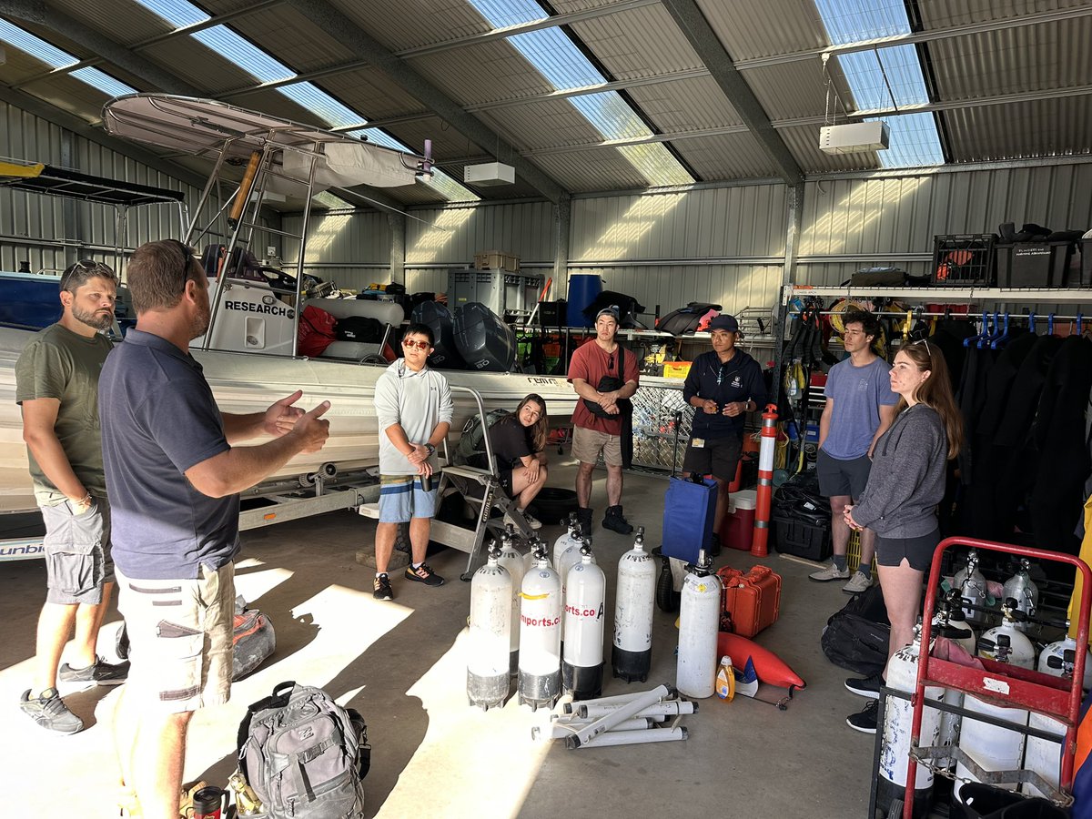 New semester fully underway now, our #ScientificDiving students are briefed before a practice dive down at the local jetty ☀️ 🤿 👌 handbook.flinders.edu.au/topics/current…