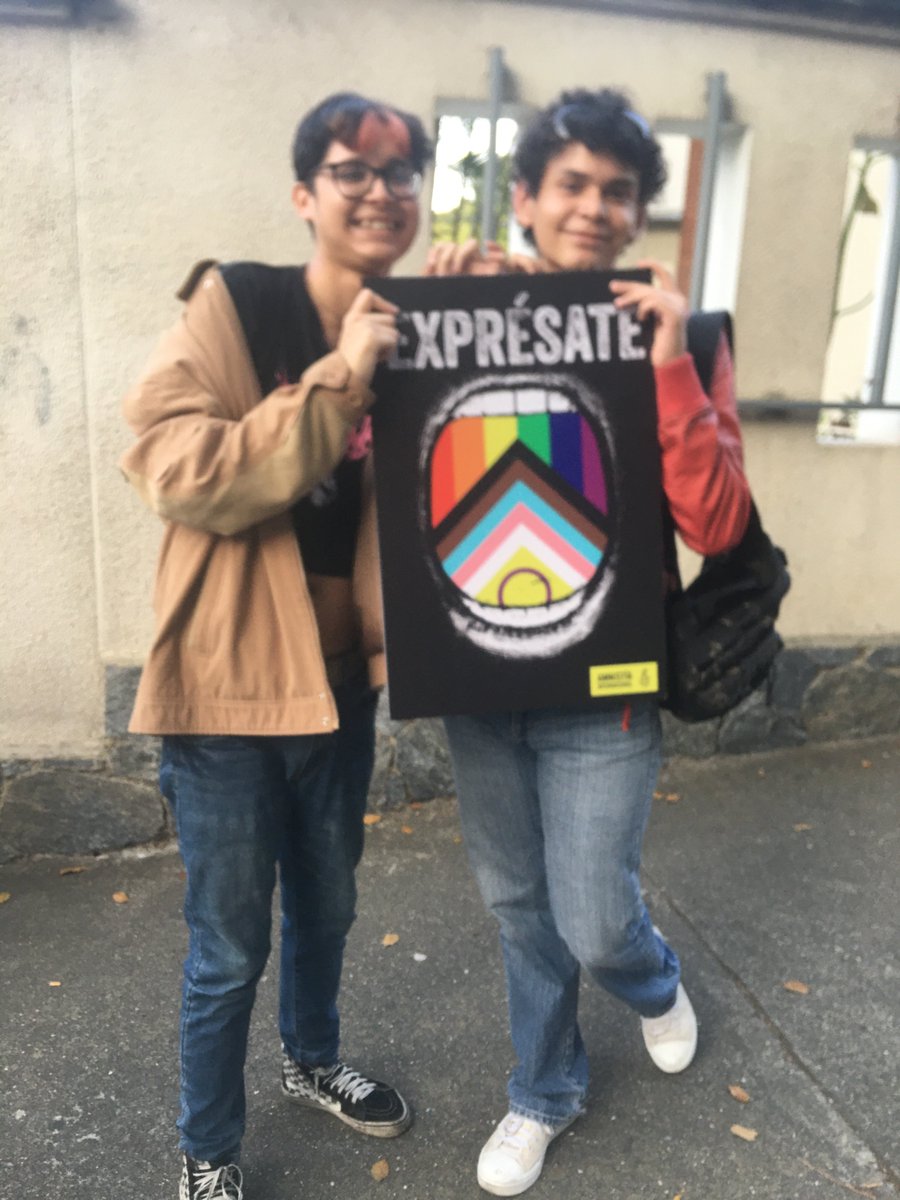 jamesouterspace's tweet photo. Mega HD la cámara pero si sjdjdjdj 
Foto con mi doppelganger con quien bondie en el concierto skdkfkf 
#AMOLASONG #ARCACCS https://t.co/wXlGJlQ2Bs