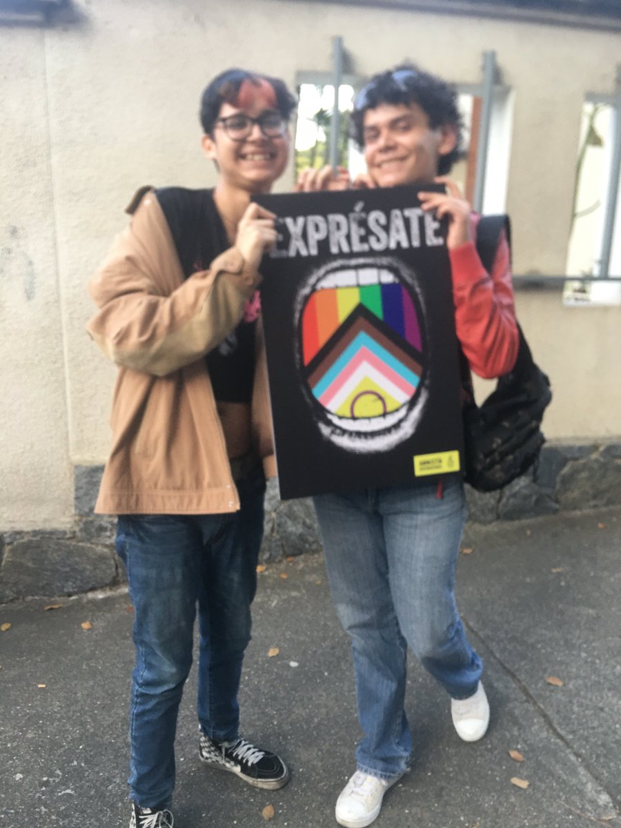 jamesouterspace's tweet photo. Mega HD la cámara pero si sjdjdjdj 
Foto con mi doppelganger con quien bondie en el concierto skdkfkf 
#AMOLASONG #ARCACCS https://t.co/wXlGJlQ2Bs