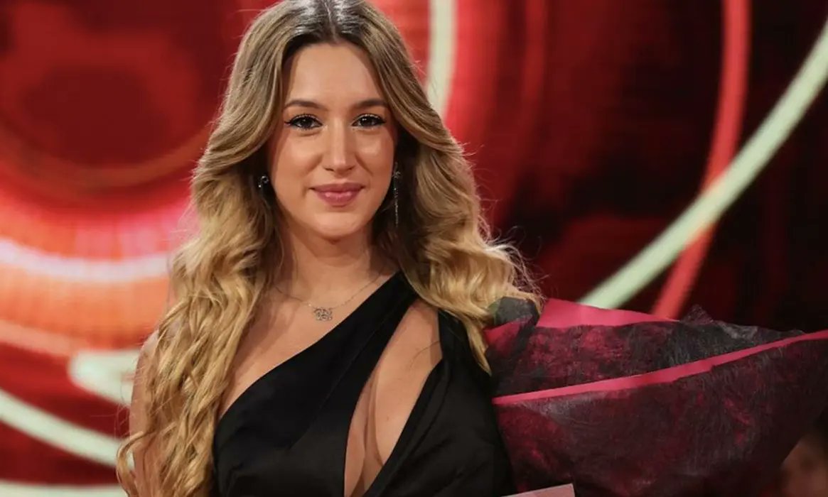 MiguelMartinho7's tweet photo. Não ganhou o prémio, mas ganhou o prémio dos 5000 euros que já não é mau. Não foi a grande vencedora, mas a Bárbara já é uma grande vencedora. 

É carismática, nunca desceu do salto aos 22 anos, e tornou-se uma mulher. Que mulherão! 🤍
#BBTVI #BBDesafioFinal https://t.co/mi4G9OGVk6