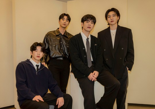 tang__kira's tweet photo. Abis wamil, DAY6 ngerasa makin akrab satu sama lain.

Dowoon cerita pas Sungjin hyung wamil tuh Sungjin tiap liburan ngontakin para member ngajak ketemu. Tapi pas member lain wamil, Sungjin jadi kesepian soalnya dia dah beres duluan wamilnya.

Dowoon biasanya pas liburan tuh mancing doang dan ga ketemu orang, tapi kalau buat Sungjin hyung dia rela ketemu (mancingnya entar lagi).

https://t.co/C8ZfuIdFmI