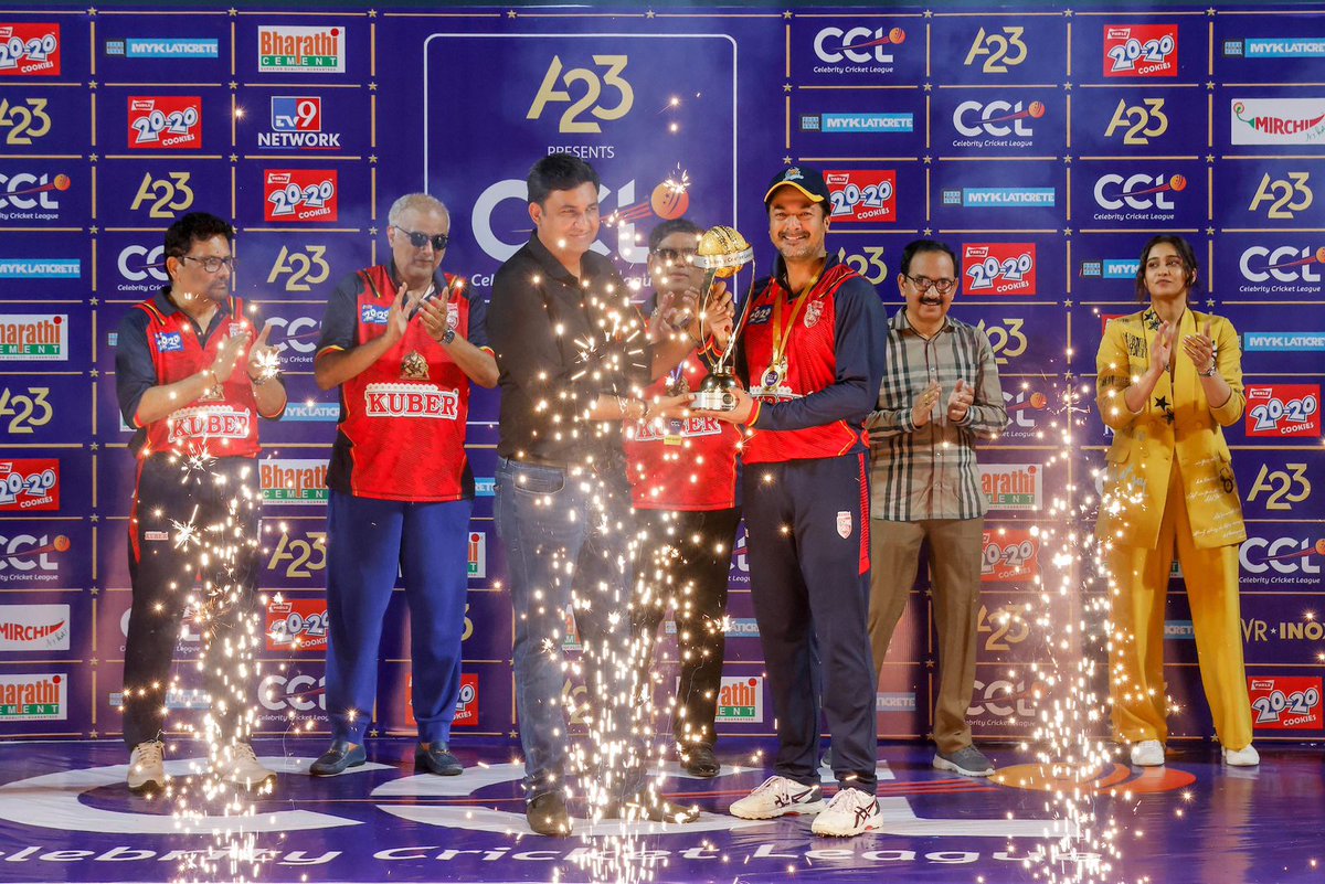 rameshlaus's tweet photo. The CCL Trophy has a new home! @BengalTigersccl finally conquers the fortress and emerges victorious. A Decade of Desire, Delivered!
#A23 #Parle2020 #CCLSeason10 #DanubeCCLUAE #TruckersUAE #CCLUAE #Chalosaathkhelein #CCLonJioCinema #CelebrityCricketLeague #JioCinema
@A23_Rummy @Parle2020cookie @BharathiCements
@JioCinema @SonySportsNetwk