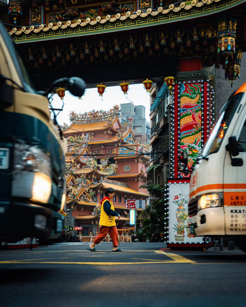Yonghe Baofu Temple in Taipei, Taiwan 🇹🇼 Which photo from the set is your favourite? 👇🏻

#streetphotography #photography #Taipei #Taiwan