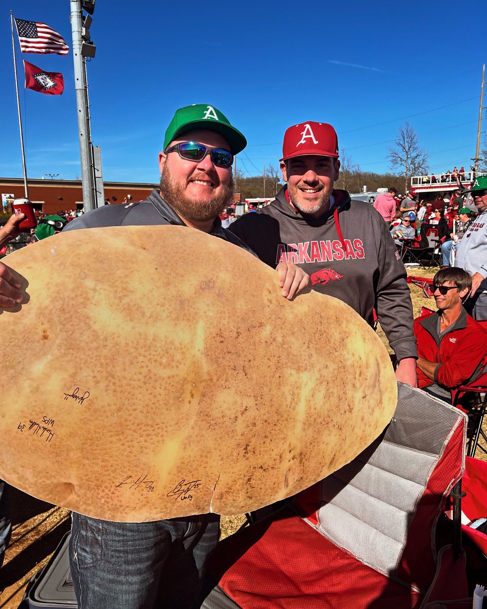 tater_guy's tweet photo. This guy said his dad asked if he was sitting near the tater! Near enough dad…near enough. #adjacenttaters #eatyourtaters #tatersgonnatate #hogsvtigers2024 #wps #thisisbaseball #baumwalkerstadium #gohogs #game3 #espn #secnetwork #omahogs https://t.co/NYJjRGHAxp