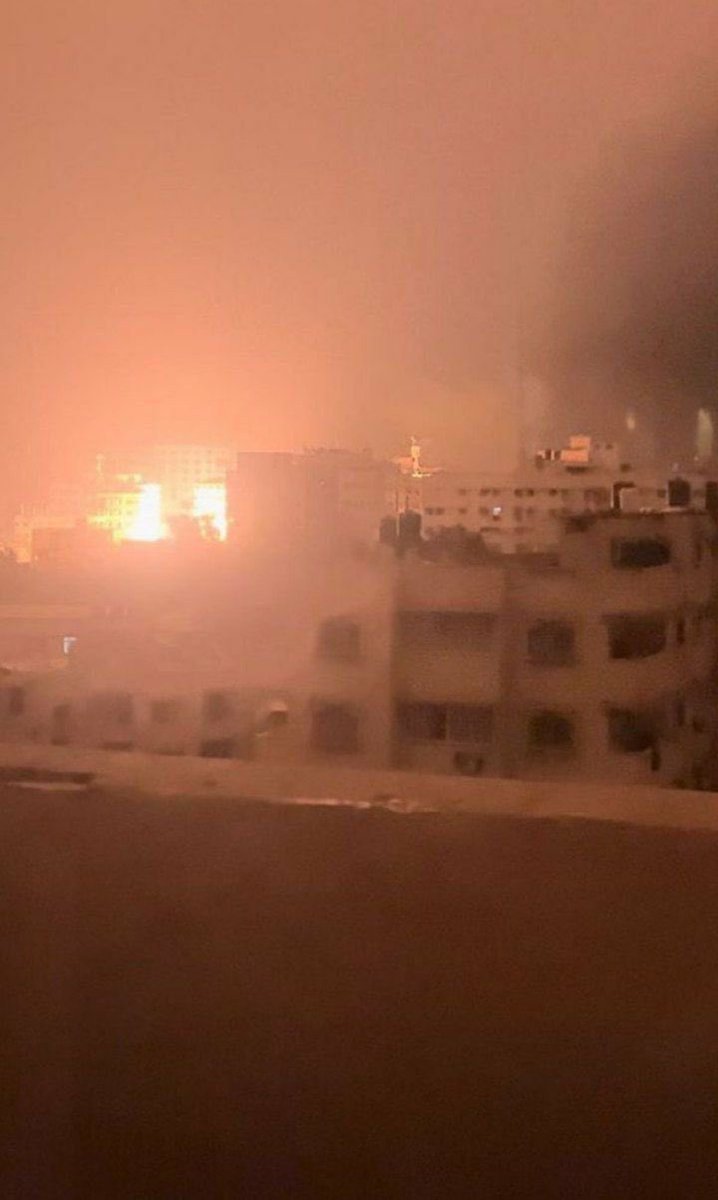 QudsNen's tweet photo. Breaking | The specialized surgeries building at al-Shifa Hospital is ablaze after Israeli tanks shelled the hospital while besieging its compounds and demanding a complete evacuation. https://t.co/uH8CRlwXkr