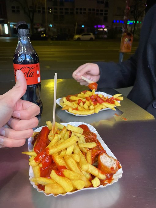 2 Curryw&uuml;rste mit einer Port. Pommes frites&hellip; para luego de la rumba 😋 https://t.co/cPMRw08M97<a href="/tag/panamacity"class="tags"><span>#panamacity</span></a>