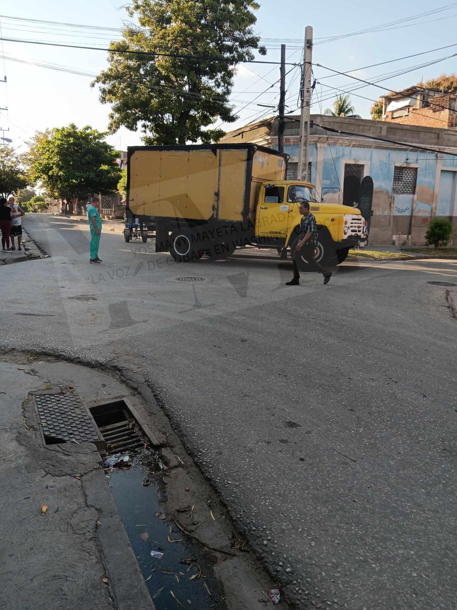 ismary_b's tweet photo. 🚨ULTIMA HORA🚨
🇨🇺 Cuba | ACTUALIZACIÓN DE MANIFESTACIONES EN SANTIAGO DE CUBA.
Llega una rastra con arroz y un carro de leche para tratar de controlar la manifestación espontánea en SANTIAGO DE CUBA. 
Mi pregunta es: Por qué les traen alimentos ahora y no antes? O sea si no hay, de donde los sacaron ahora?