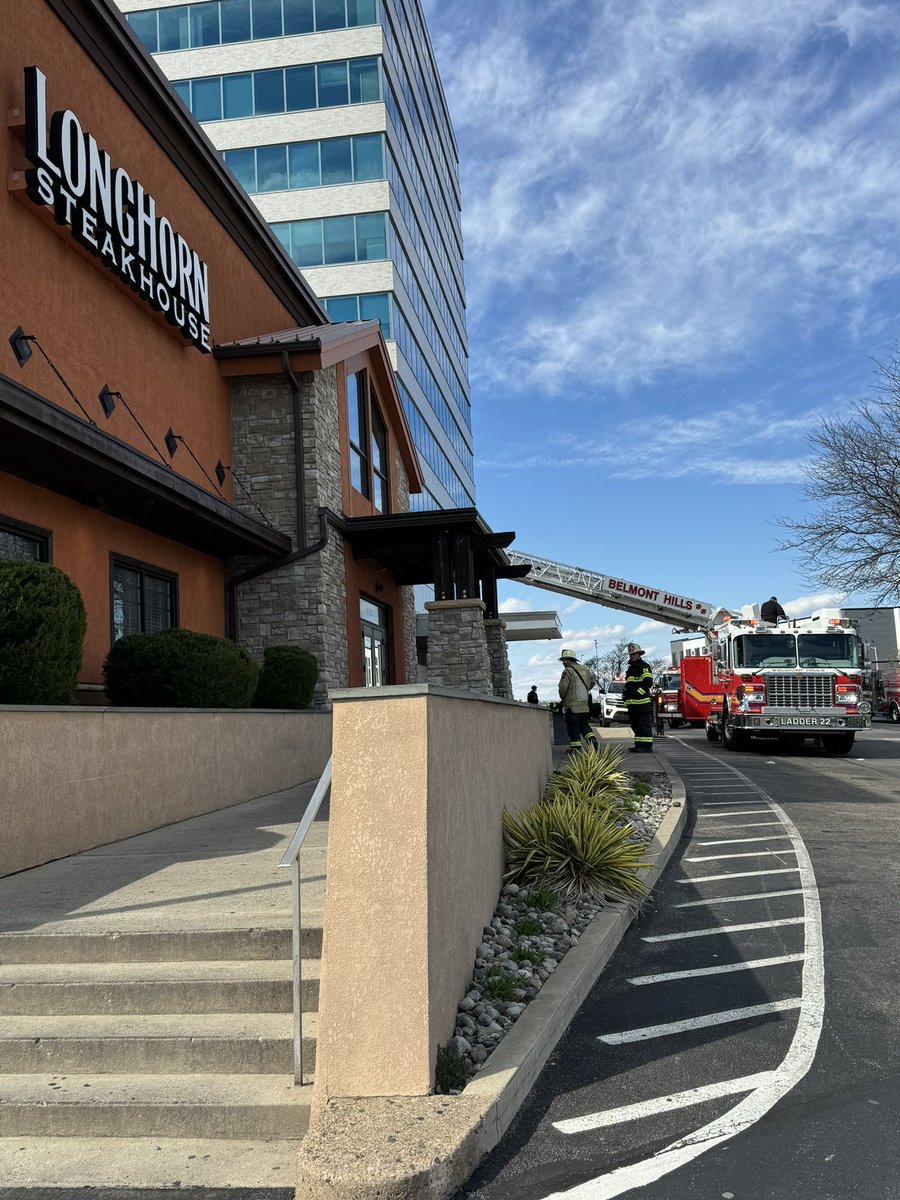 Building assist to <a href="/UnionFireAssoc/">Union Fire Assoc.</a> this afternoon. Crews took for the roof to secure HVAC units while the investigation inside continued. #BelmontHillsFireCo <a href="/GladwyneFireCo/">Gladwyne Fire Co.</a> #NarberthFire <a href="/NarberthAmb/">NarberthAmbulance</a>