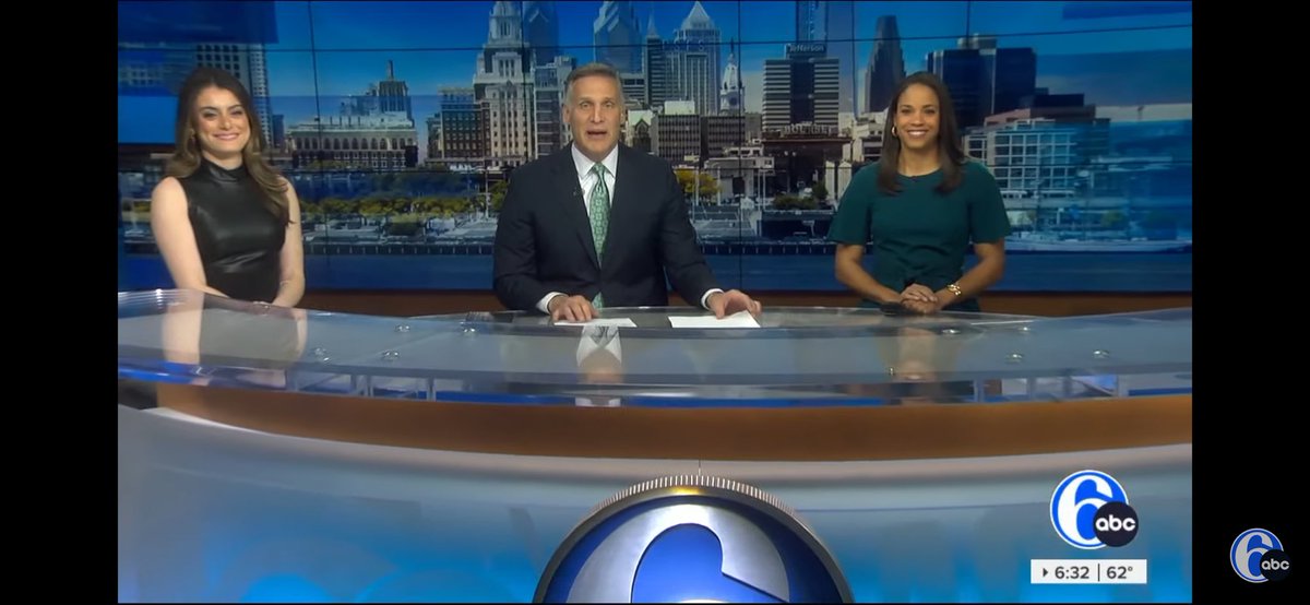 EJVelazquez7's tweet photo. Getting through the St. Patrickβs Day grind with @6abc and their amazing hospitality! I love the #6abcAction style, nice and fast paced, quality too and great personalities! Iβll return for more @ 10 & 11pm! πππππ€βοΈπβΊοΈ https://t.co/cpvGy5fyKF