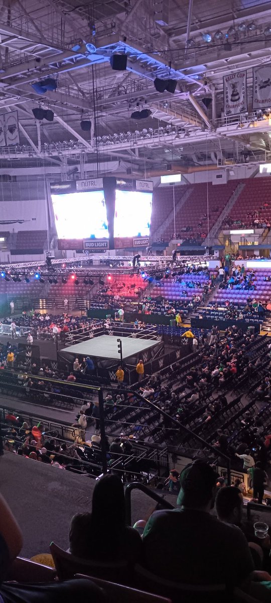 YacobozziMrs's tweet photo. Wrasslin #wwenorthcharleston #roadtowrestlemania https://t.co/XS5TelXFkz
