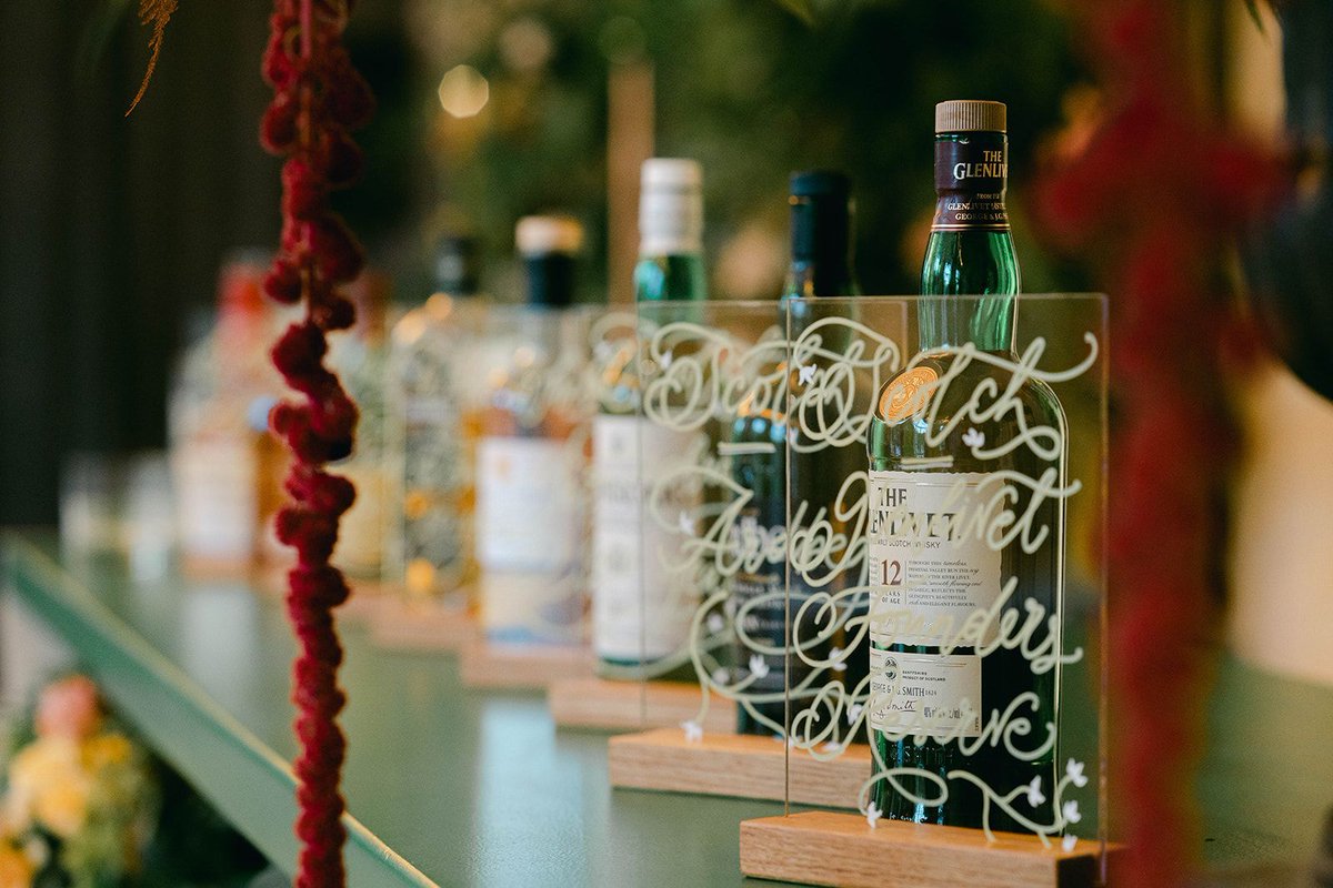 Avow_wb's tweet photo. Green elements and a Whiskey bar for Subtle St. Patricks Weddings decoration! 
(Picture credit: Tara Fay Website) https://t.co/i4Ne8Qgz9U