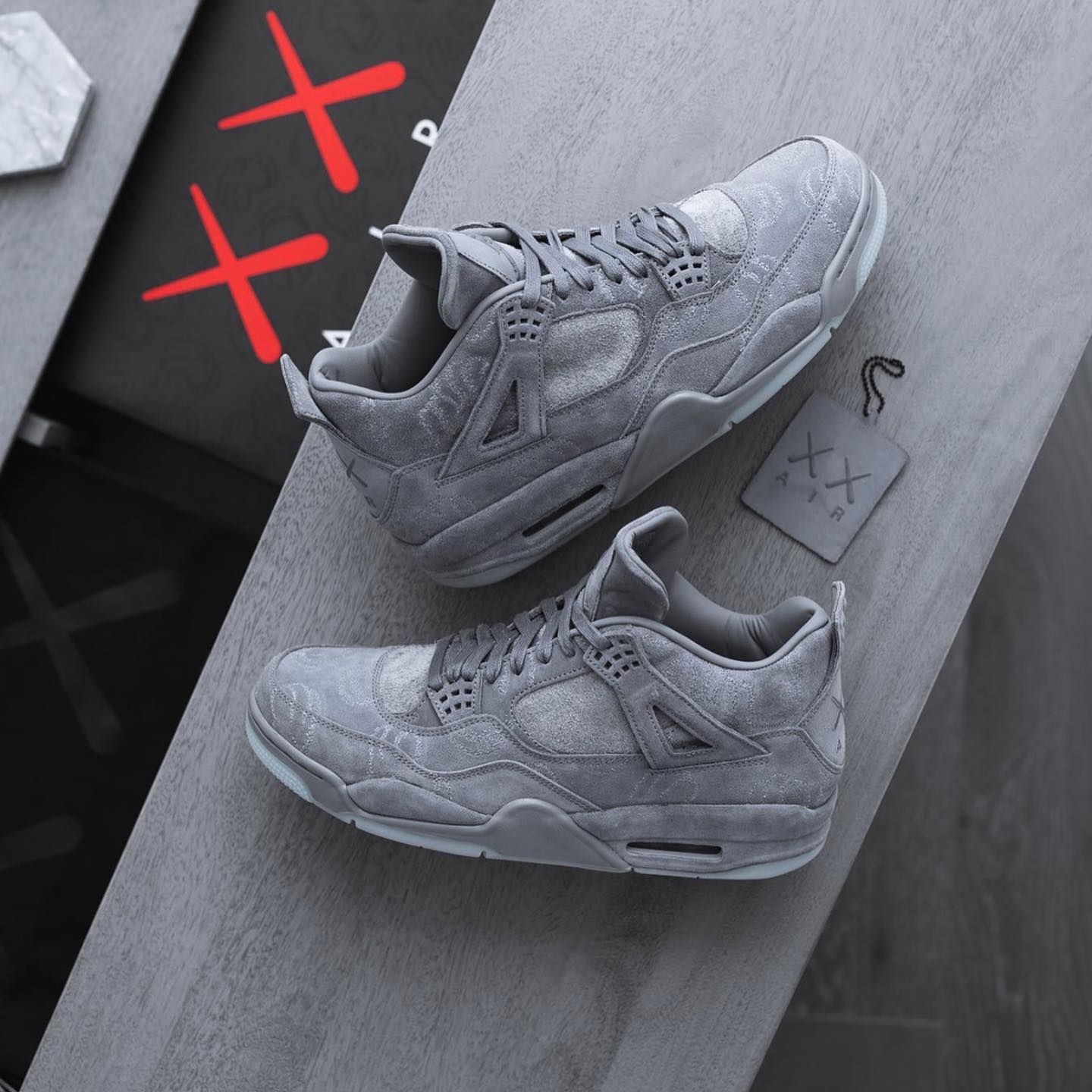 Nike air jordan x kaws 2017 4 retro deals