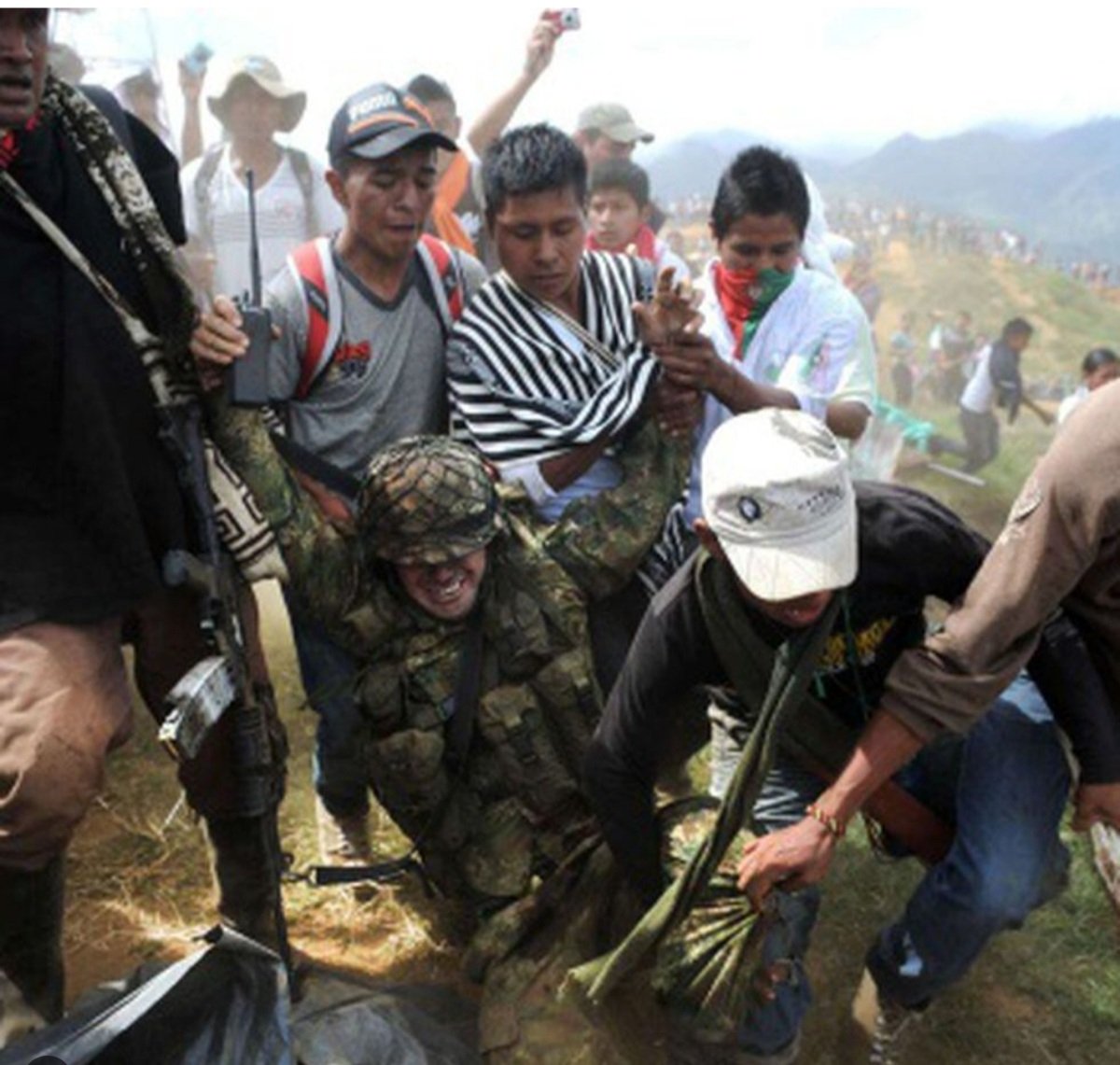 ¿Y por qué los indígenas de Toribío no sacan a los narcoguerrilleros de las Farc así como sacaron a los soldados del ejército?