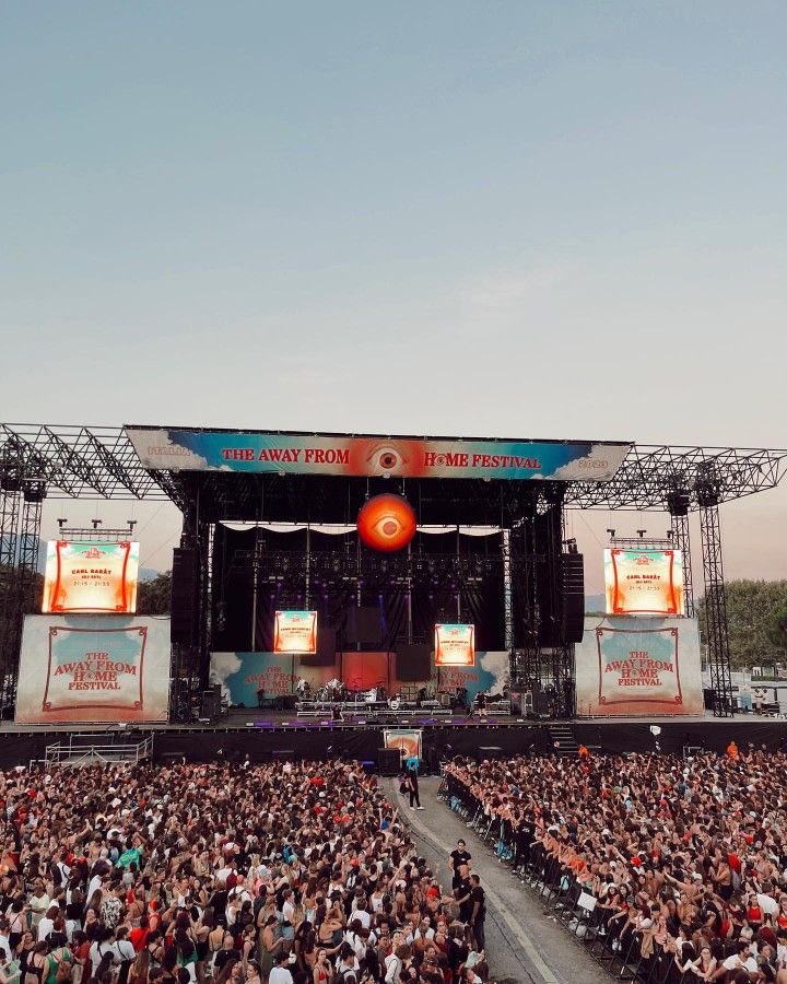 louis tiene su propio festival anual mientras q ayer en el lolla kenia estaba así, yo me guardaría el silencio si fuera ustedes