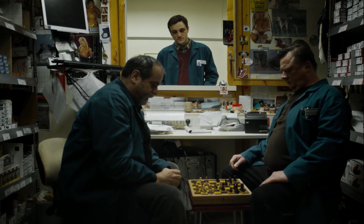 'Now you've got a nut to crack, Karprov! Knight e3.'
In the Aisles (Orig.: In den Gängen)
Directed by Thomas Stuber
Germany, 2018
#ChessInVisualArts #chess #film #ThomasStuber #InTheAisles2018 #InDenGängen
📷 Scene with Matthias Brenner, Franz Rogowski and Peter Kurth