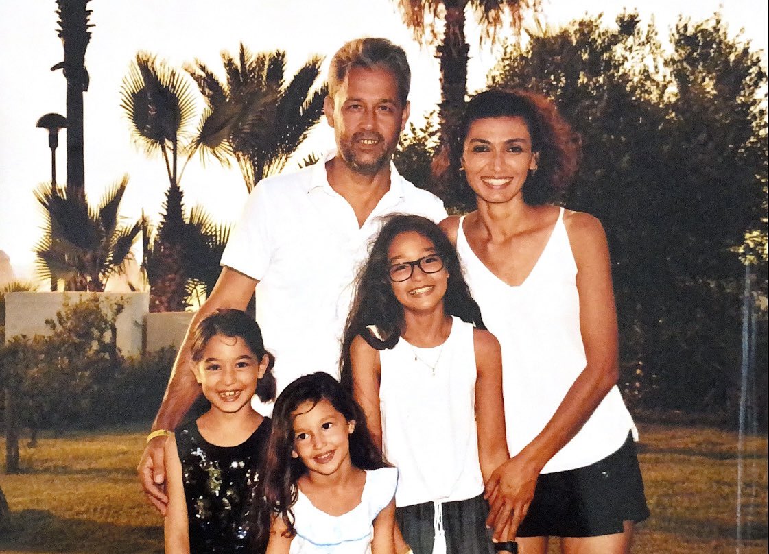 LazolGulcan's tweet photo. 5kişilik güzel bir aile,artık 3kişi..#isiaskatilleri yüzünden hepsi artık ‘yarım’.Annesiz ve ablasız kalan iki çocuk.Evladı ve eşinin hasretiyle hep yarım kalan bir baba ve eş.
Nice masumun ahı,laneti üzerinizde #isiasıyaratankatiller 

#ecembedyeyeniceri 
#isiasortakdavamız https://t.co/3b9WSposCO