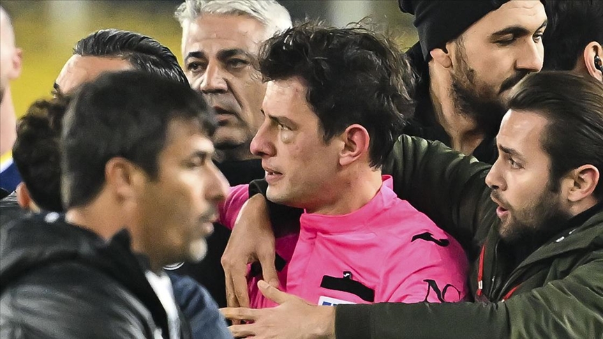 Kimse neden halil umut meler denen rezili konuşmuyor? Dakika 55-60 civarında avrupanın her liginde maçı iptal edersin konuk takım 3-0 hükmen kazanmış olur. Gitti zorla maçı oynattı tansiyon arttıkça arttı sahaya her bi bok atıldı en sonunda da bu olaylar yaşandı. SORUMLUSU SENSİN