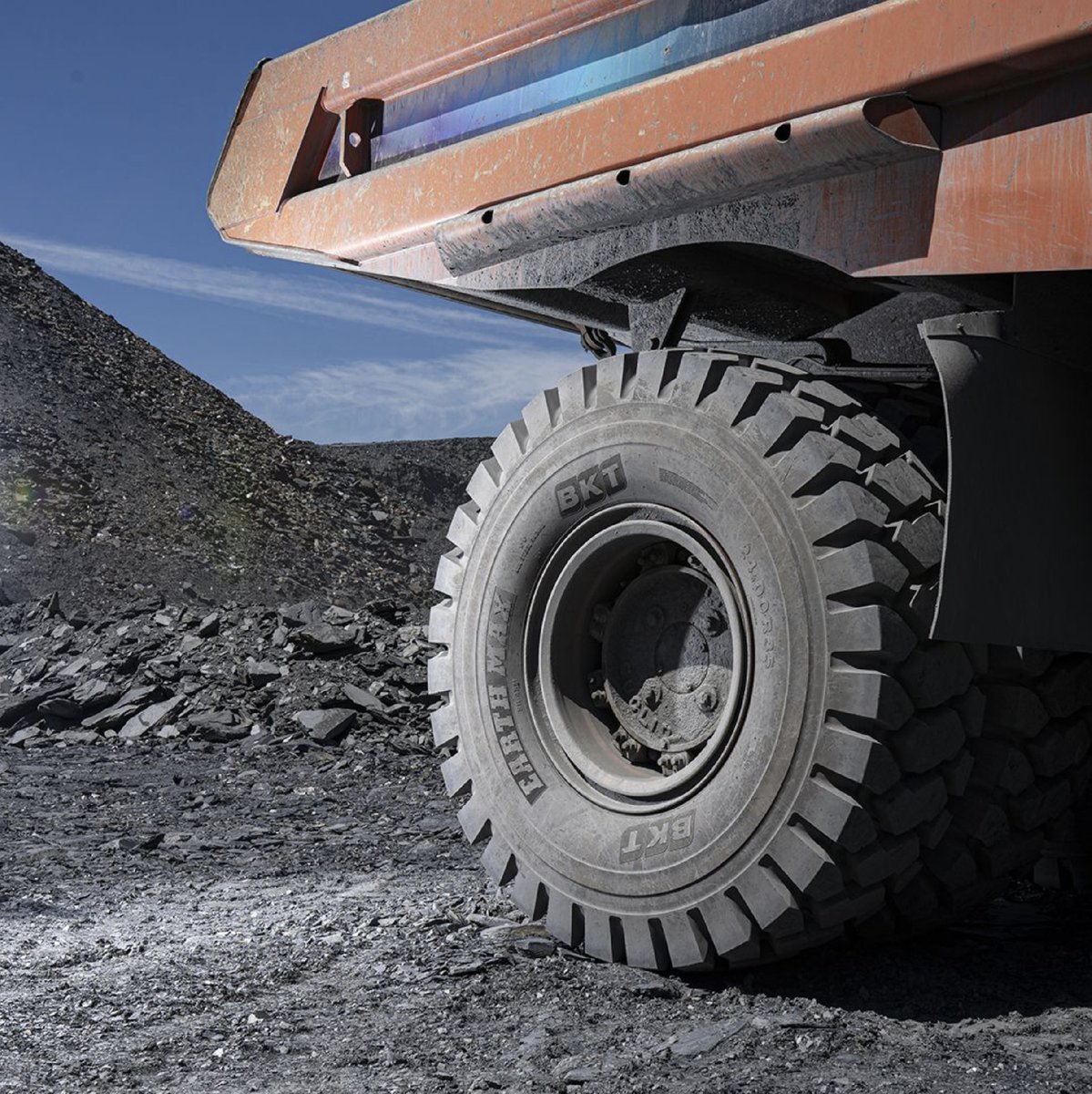Tradefaire_Int's tweet photo. Heavyweights of hauling. 💪

Rigid dump trucks are the backbone of heavy-duty tasks in construction and mining applications. Navigating complex terrains with power and precision and engineered for efficiency and durability, these vehicles can handle massive loads with ease,... https://t.co/gxnfeiFjjT