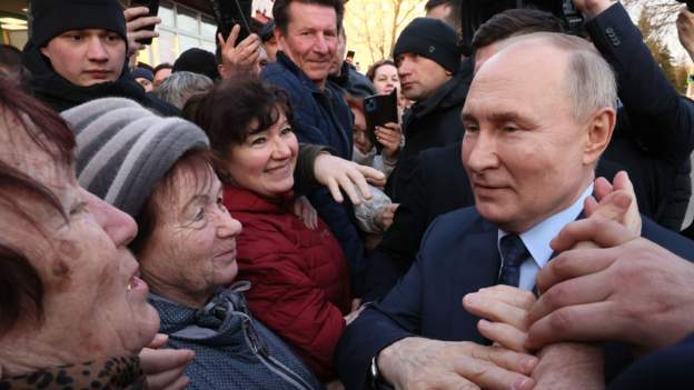 Putin isn’t a politician, he’s a gangster, says Navalny’s widow

#BBCNews