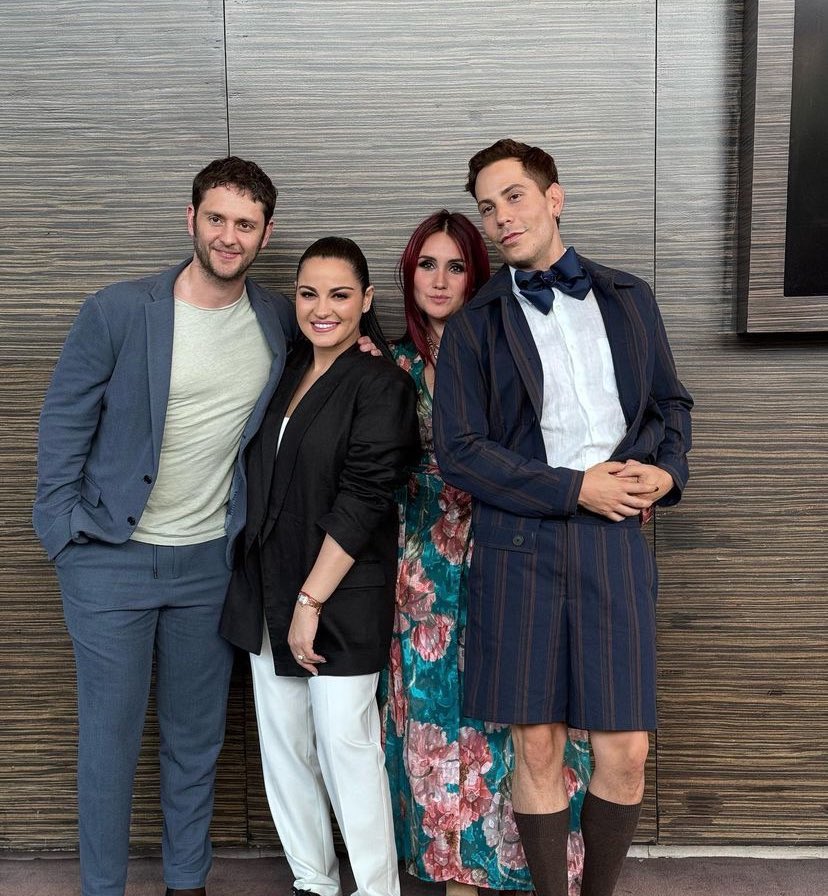 vondyonly's tweet photo. MEU DEUS EU TO PASSANDO MAL COM ESSAS FOTOS, A LIA NO COLO DA TIA DULCE, OS OUTROS RBDS BABANDO JUNTOS MEU DEUS EU VOU MORRER 😭😭😭😭🤍 https://t.co/uyodp4YVpU