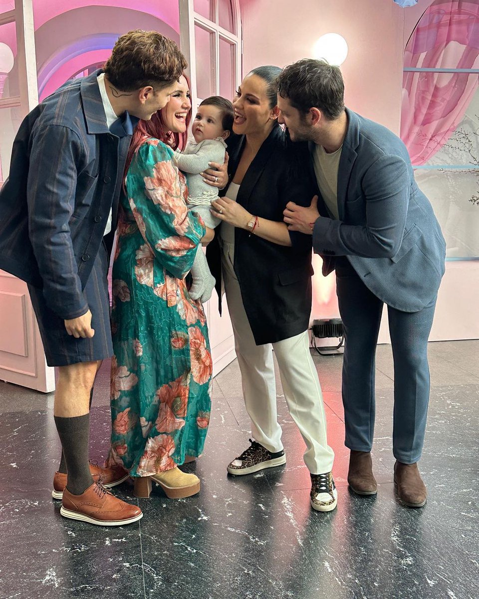 DMForoUnivision's tweet photo. 📸 @DulceMaria en el bautizo de Lía 👧🏻🩷 junto a @maiteperroni @christiancha @christopheruck https://t.co/5KnbeCxhFv
