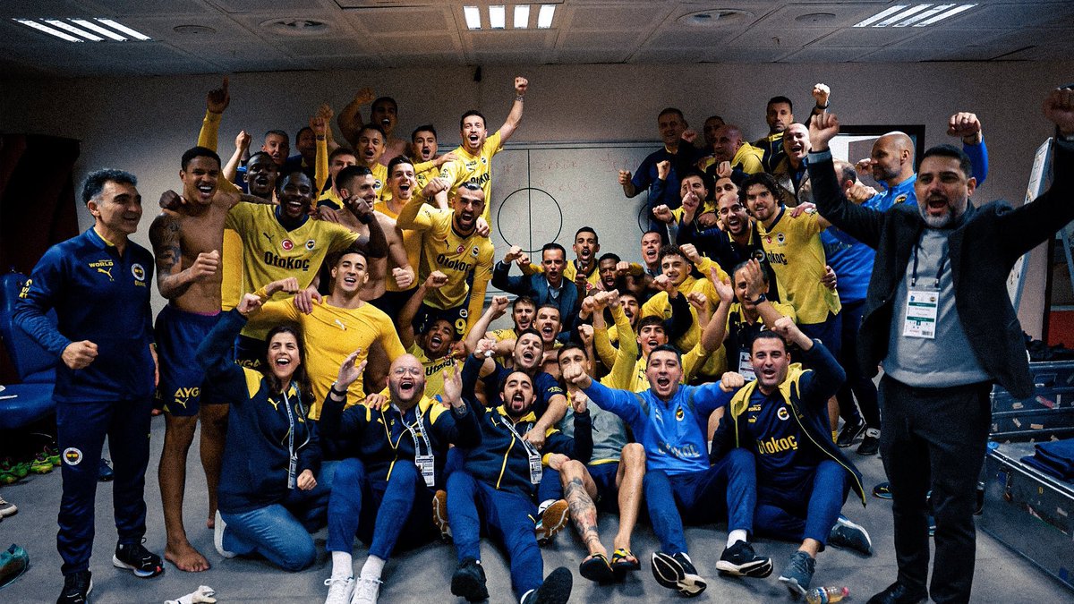 GlarungYedek's tweet photo. Bu saatten sonra ister kazanın ister kaybedin; Fenerbahçe tarihinin gördüğü en karakterli, en gurur duyulası oyuncu grubundan biri bunlar. https://t.co/NjwvaxhOHR