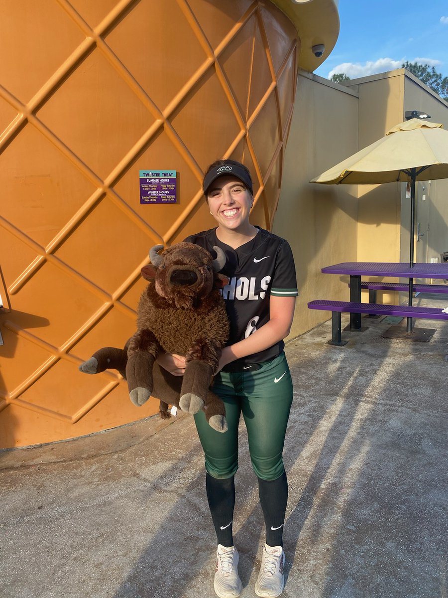 ncbison_sball's tweet photo. Got to celebrate the end of our Florida trip with a visit to Twistee Treat and naming our 7th Bison of the Week, Kyla! Kyla had a great week as she came up with some tremendous plays in the outfield and was a steady bat in our line-up. Congrats Kyla! 🦬 #bisonoftheweek https://t.co/kS4wi2z09p