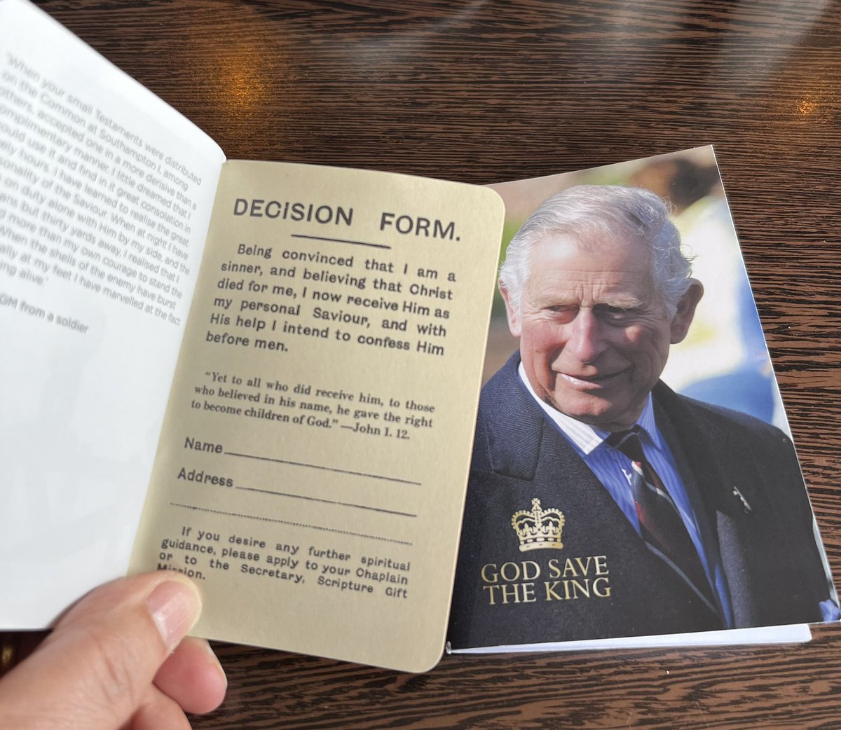 We have a gospel to proclaim! A wonderful gift of the Gospel of St John to share the Word of God across the Falkland Islands… and discovered @AlisonBlakeFCDO had an ‘active service’ version #pocketfulofGod #GodSaveTheKing #readiteveryday #faith #hope #service