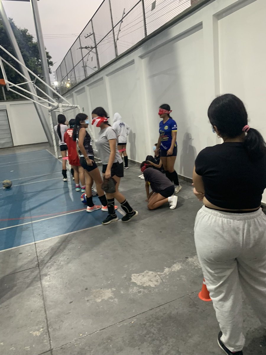lujan_ru's tweet photo. #PracticasPsicologíaSISSU en la comunidad deportiva Legions Voley Club.
Trabajo en equipo , mentalidad de equipo enfoque en el éxito colectivo fundamental para resultados positivo .
@BlancoNatalia10 
@ElOIRdelaRegion 
#DeporteybienestarMental
#LaVictoriaMasunadMasEquiedad https://t.co/58iezjh7vc