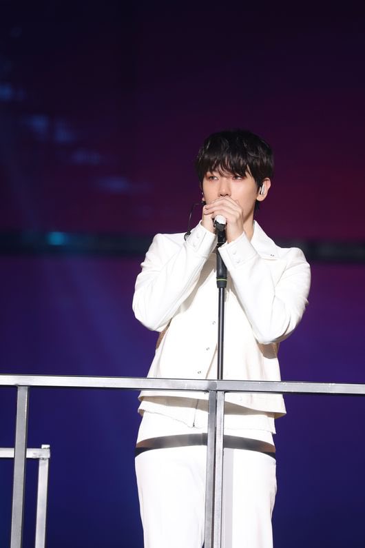 baekhyuntown's tweet photo. 백현, 단독 콘서트 ‘Lonsdaleite' 성료..체조 꽉 채웠다 “새로운 백현의 시작” (출처 : OSEN | 네이버 TV연예) https://t.co/QJrej9YU1G

가수 백현(BAEKHYUN)이 첫 오프라인 콘서트에서 독보적인 솔로 아티스트의 위상을 입증했다.

'Lonsdaleite'는 백현이 데뷔 12년 만에 처음 오프라인으로 개최하는 솔로 콘서트라는 점에서도 의미가 남다르다. 이에 20곡의 웰메이드 무대를 혼자서 꽉 채운 백현은 "빛이 어디까지든 멀리 퍼질 수 있는 것처럼 여러분께 제 모든 에너지를 발산하겠다"

더불어 "저를 무한히 발전시켜주는 엑소엘을 생각하면 쉴 틈이 없다. 앞으로도 여러분을 위해 변화무쌍하게 찾아갈테니 많이 기대해달라"라며 열일을 예고했다.

#백현 #BAEKHYUN @B_hundred_Hyun @BAEKHYUN_INB100