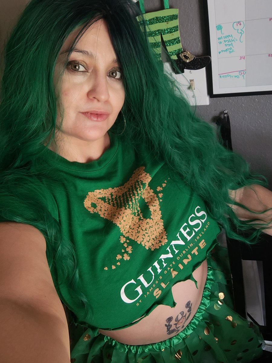 St. Patrick's Day Selfie!  #LASVEGAS #vegasgirl #greeneyes #momof4 #wifey  #Virgo #tiger #selfie #702  #hoops  #olivecomplexion #nofilter  #selfiequeen  #hashtagqueen #brunettes #blackcherryhair #Happystpatricksday #Stpaddysday  #bewareoftheleprechaun  #weargreen #wigs #croptops