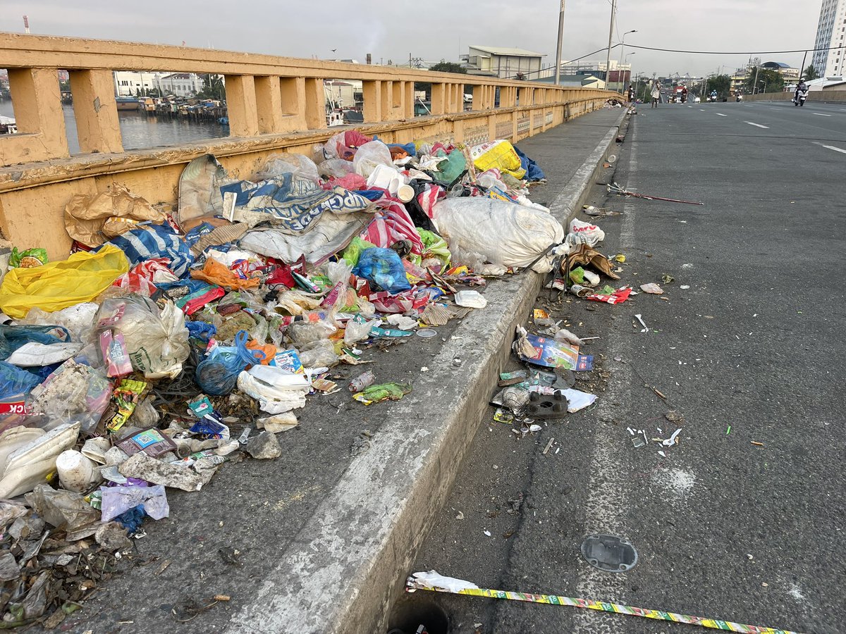 Look: Tambak na basura na tinapon ng mga pasaway sa ibabaw ng Delpan bridge sa Tondo Manila #dugyot