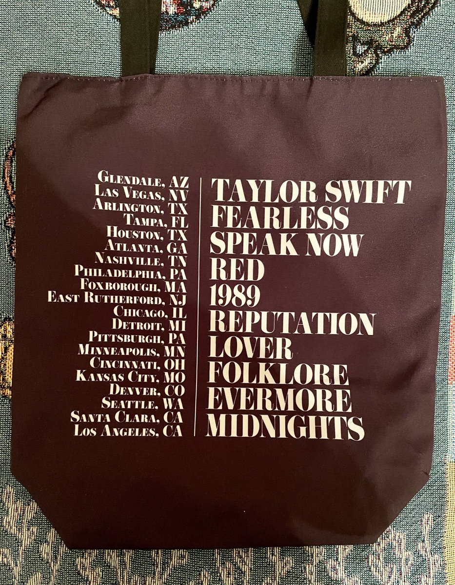 In honor of #1YearOfTSTheErasTour, I wanted to do a small Eras Tour themed giveaway!😜 The winner will receive an eras tour tote bag, cup, movie poster, postcards & light up baton. To enter: -retweet -follow me (or have your dm’s open) ✨🩷🪩😊🫶🏼