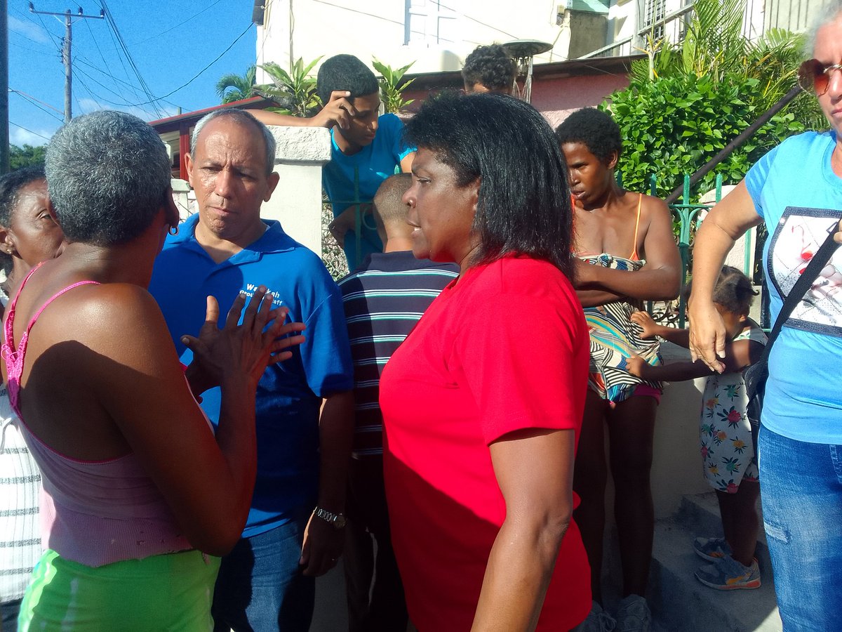 Si quieren saber qué es ser una #MujeresEnRevolución, aquí lo tienes:  Beatriz, 1ra Secretaria del PCC en Santiago de Cuba, informando a su pueblo. Con su Santiago, siempre!

Las ambiciones de la gUSAnera se estrellan contra mujeres que como ella, respetan y aman a su pueblo.