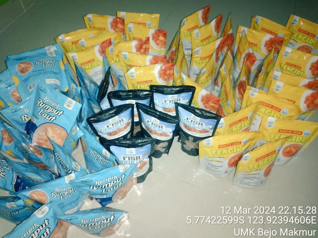 arif_hamiruddin's tweet photo. Selasa, 12/03/2024
Luhkan Wakatobi La Ode Arif H
📝Poklahsar Bejo Makmur: keripik tenggiri 20 pcs &amp; keripik rumput laut 40 pcs fish Cookies 7 pcs (5,2 kg) di Kel. Patipelong Kec. Tomia Timur. Pemasaran Lokal Wakatobi 
#GiatLuhkanSatminkalMaros
@BRPBAP3_Maros  
@Ditjen_PDSPKP https://t.co/ASUVB5jg5Y