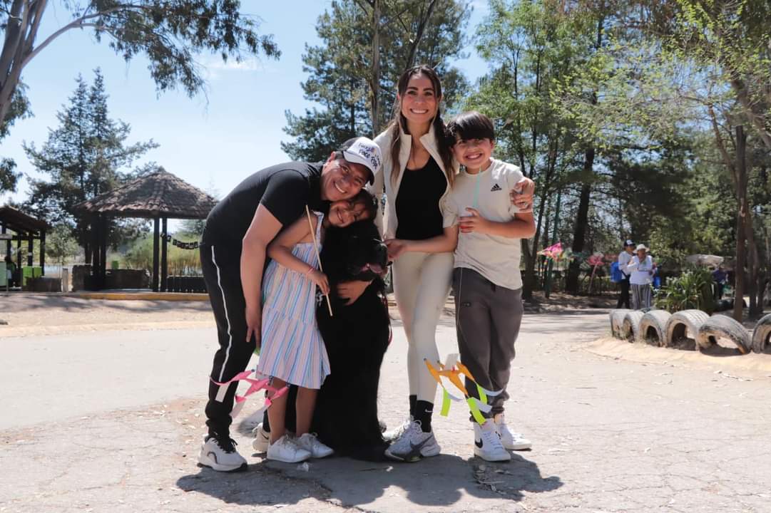 PacoRojasDip's tweet photo. Este Domingo en familia con mi mejor equipo; mis hijos y mi esposa. Gracias por estar a mi lado en todos los desafíos, son el motor para trabajar por seguir haciendo un mejor Izcalli. 

¡Espero que estén pasando un excelente día! ✌🏻😄

#FuerzaYCorazonPorMexico
#EnEquipoHacemosMás https://t.co/01OYo46kIX