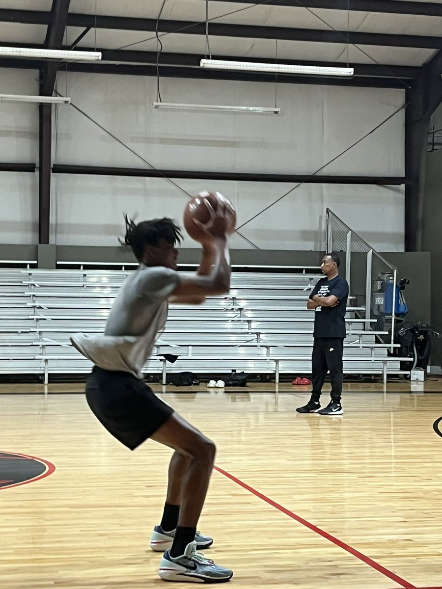 salegendsbball's tweet photo. Translatable skills… We aren’t fancy we just work for hours… #Dogghouse #Sundaysat2 #Joelouisdrive @CoachSorby @doggermcc @bbcoachrap @CoachBMartinez @JucoRecruiting @Ro1Coach @vinceea7777 @AlzaidCoach @baipelanceton @chris_avery5 @GentsCoachD @CoachDonteDavis https://t.co/4rrHGjPgzO