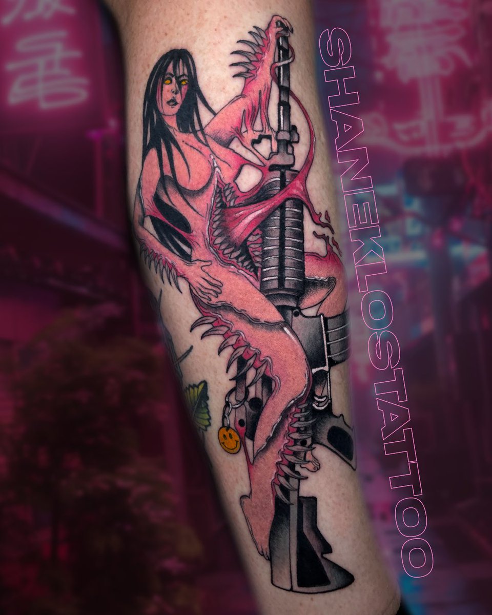 shaneklostattoo's tweet photo. RATED M-16 🙂
•
•
•
#tattoo #neotraditionaltattoo #cyberpunktattoo #girlsandguns https://t.co/iLbpPnGLrT