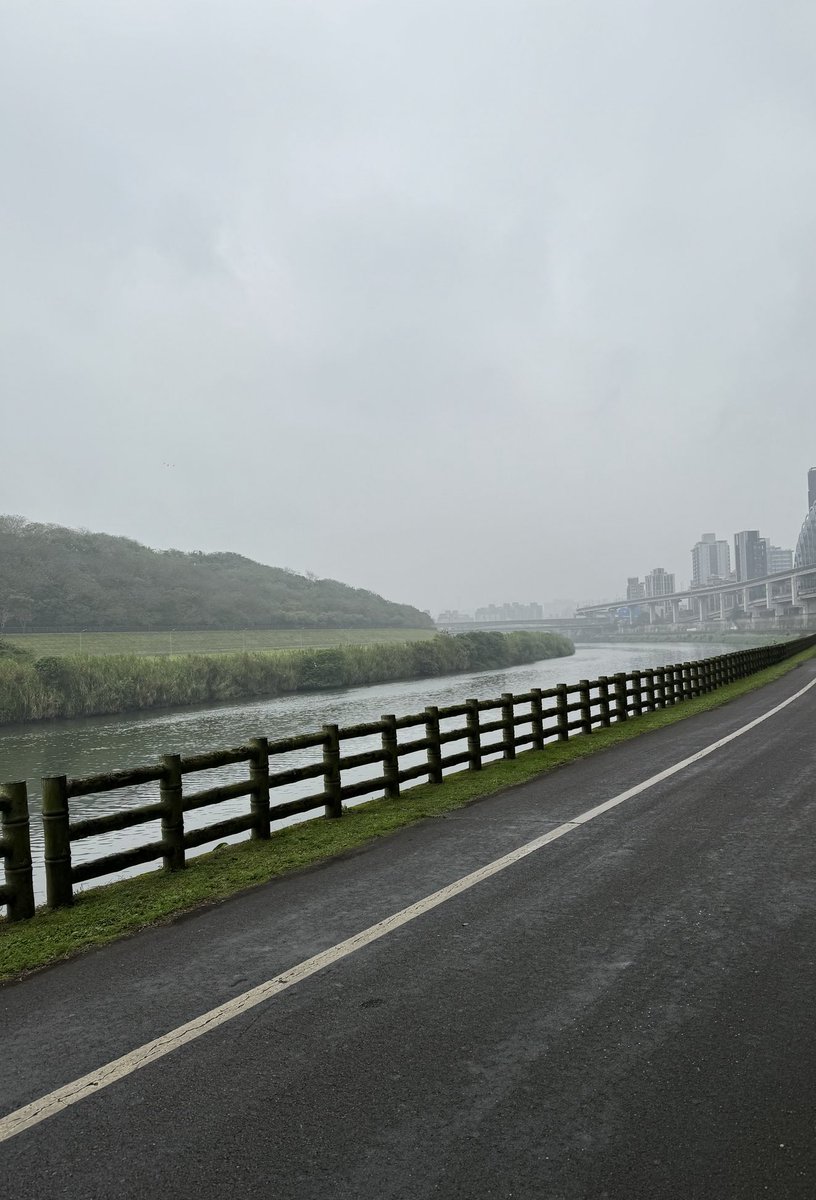 Early morning rainy training run along the Keelung River in Taipei for the Big Sur Marathon for ⁦@cityofhope⁩