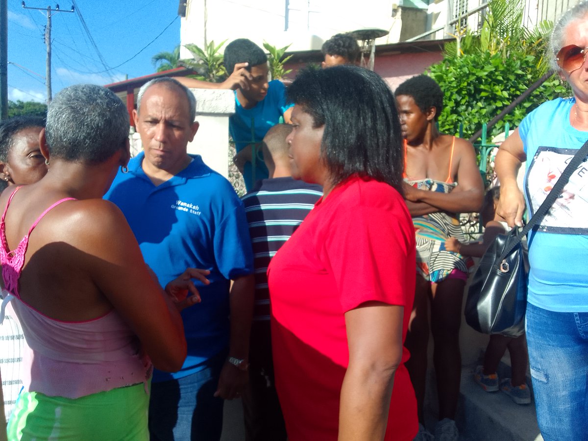 #Cuba Atendimos un grupo de personas en los alrededores del Distrito Antonio Maceo de #SantiagoDeCuba, inconformes con el suministro de electricidad y la distribución de alimentos, formamos parte del pueblo, integrados y enfrentando el genocida bloqueo #UnidosXCuba @DiazCanelB