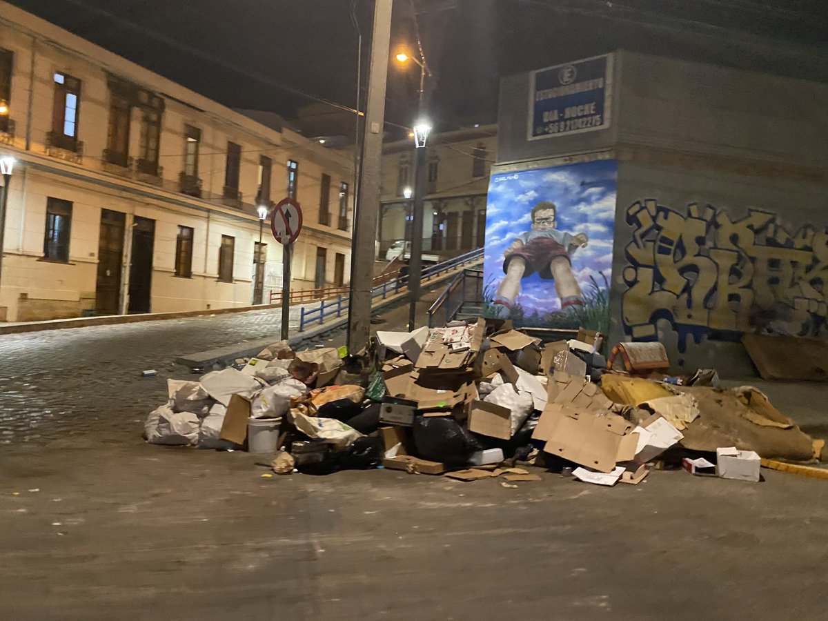 oscaraspillaga's tweet photo. @MunicipioValpo @JorgeSharp @Hoyospeatonales @salvemosvalpo @PlandeValpo @elmartutinocl @apuntesyviajes @elhiperheroe @twittcafechile ¿Cómo sigue el #microbasural del Almendral? Todo igual, se limpia, se vuelve a ensuciar, misma lógica de hace años. Supongo Municipio ya sabe quienes tiraron estas basuras voluminosas y que han cursado los partes respectivos. https://t.co/6YNskzspnZ