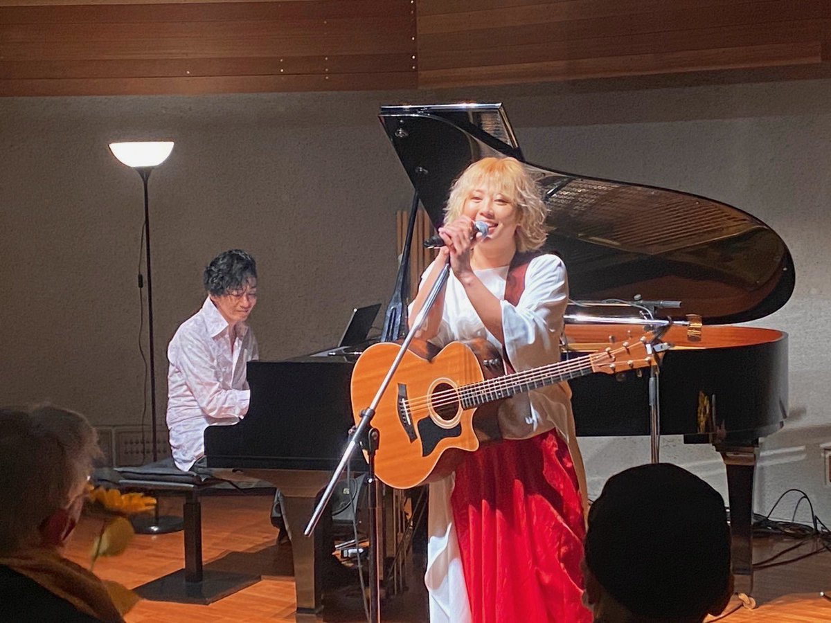 LOOP_CHILD's tweet photo. 昨日の生誕祭LIVEにお越しいただいた皆様！！本当にありがとうございました！！！

秋田さんのピアノでまた歌えました。
幸せでした。ありがとうございました♡

サプライズまでしていただいて本当に幸せすぎる40歳初歌い！あっこさんありがと♡

そしてルーチャファミリー。
本当に本当にありがと♡ https://t.co/iUiVTwj9am